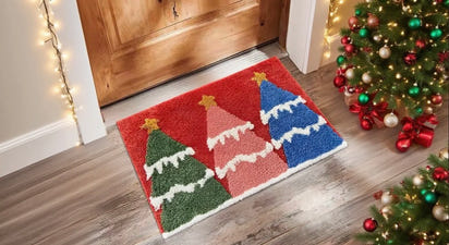 Tapis de Porte de Noël – Accueillez Vos Invités avec Magie !

Description détaillée :

Transformez votre entrée en un véritable accueil féerique avec notre tapis de porte de Noël rouge, décoré de Père Noël, pain d’épice et motifs festifs. Conçu pour l’intérieur comme pour l’extérieur, ce tapis allie praticité et style, apportant instantanément la magie des fêtes à votre maison.

Pourquoi vous allez l’adorer :

Ambiance festive immédiate : Le rouge éclatant et les motifs de Noël NOELIO décoration de Noël 